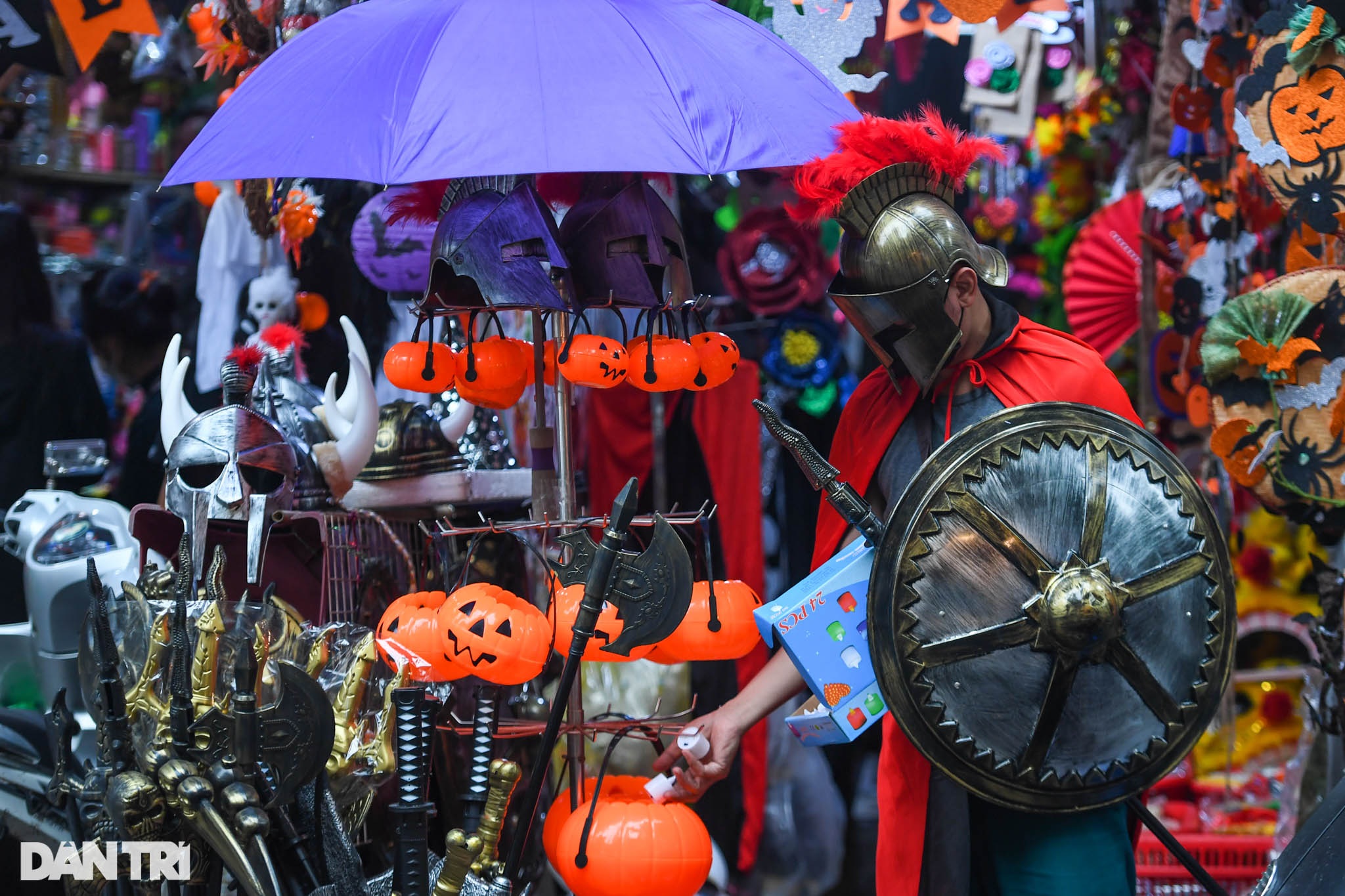 Phố đồ chơi Hàng Mã ảm đạm, vắng khách trong ngày cận kề dịp lễ Halloween - 14 Phố đồ chơi Hàng Mã ảm đạm, vắng khách trong ngày cận kề dịp lễ Halloween - 14