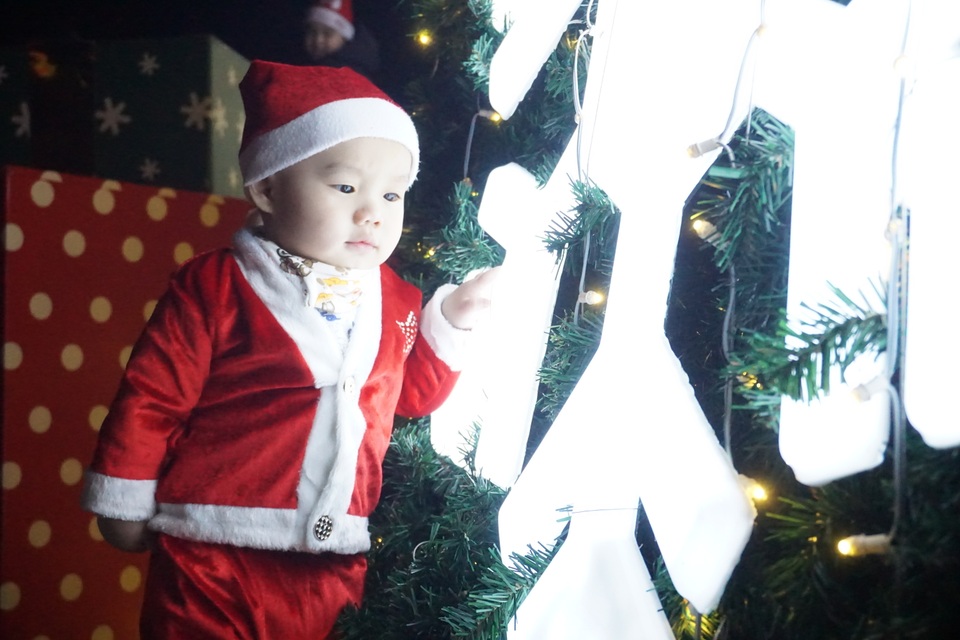 Bất chấp trời lạnh, người dân Đà Nẵng rộn ràng đi chơi Noel sớm - 7 Bất chấp trời lạnh, người dân Đà Nẵng rộn ràng đi chơi Noel sớm - 7
