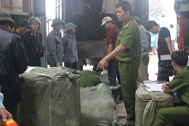 Bắt giữ nhiều xe chở quần áo, phụ tùng ô tô nhập lậu vào Việt Nam