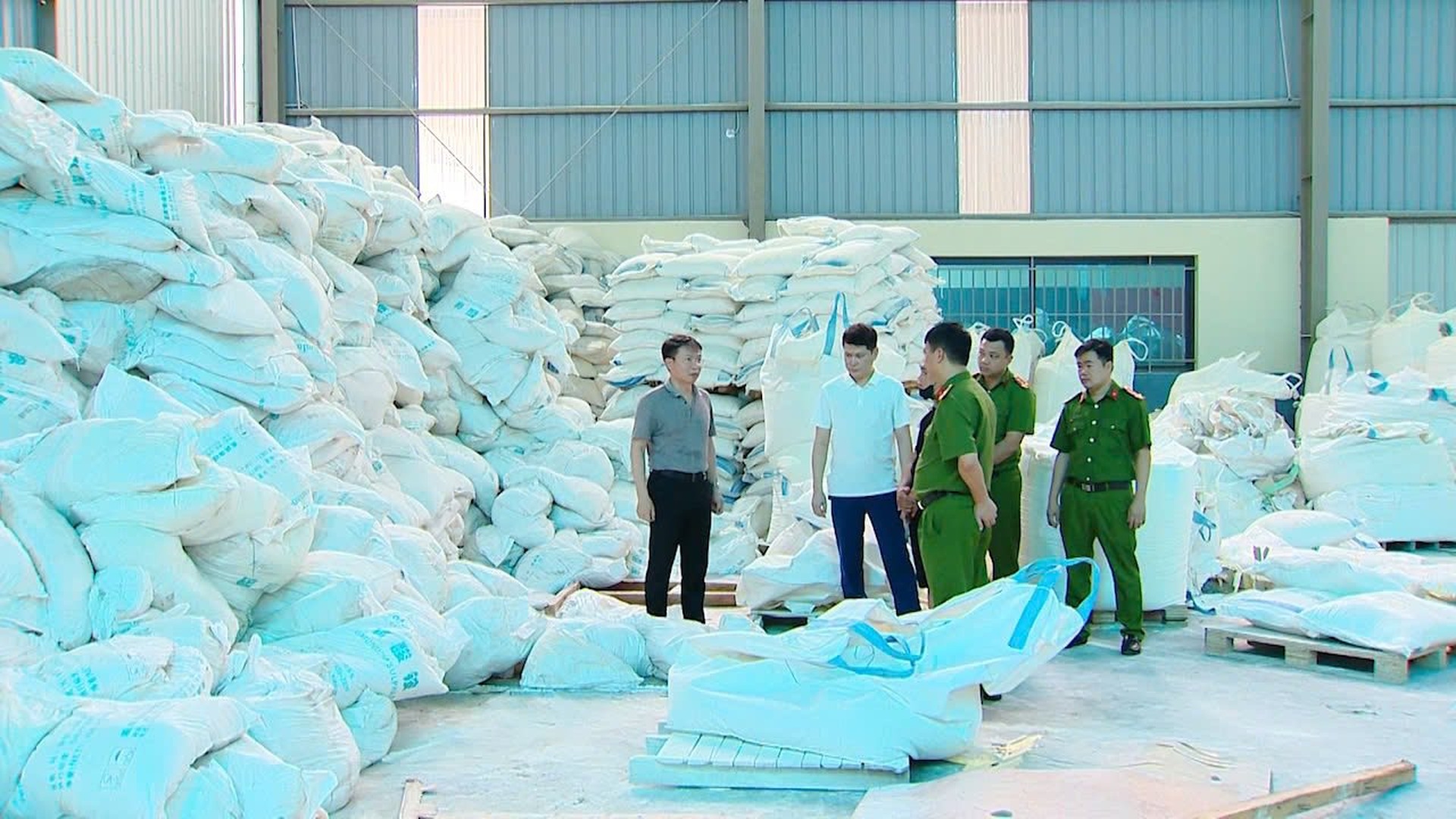 Đột kích nơi sản xuất hàng triệu bình chữa cháy giả theo kiểu tự nghĩ ra - 4 Đột kích nơi sản xuất hàng triệu bình chữa cháy giả theo kiểu tự nghĩ ra - 4