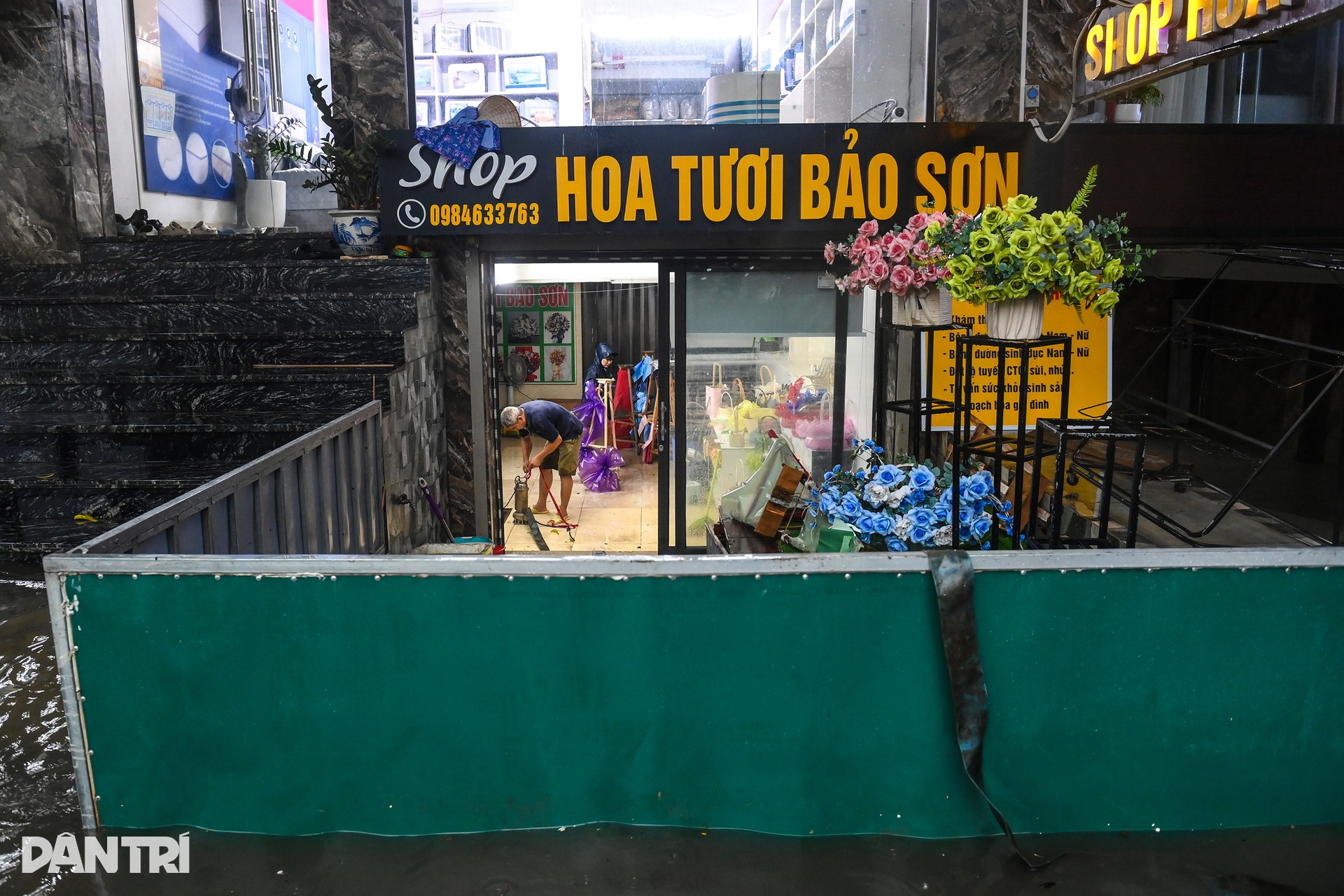 Nhiều đường Hà Nội ngập sâu, người dân lắp máy bơm, đắp bao cát chống ngập - 15 Nhiều đường Hà Nội ngập sâu, người dân lắp máy bơm, đắp bao cát chống ngập - 15