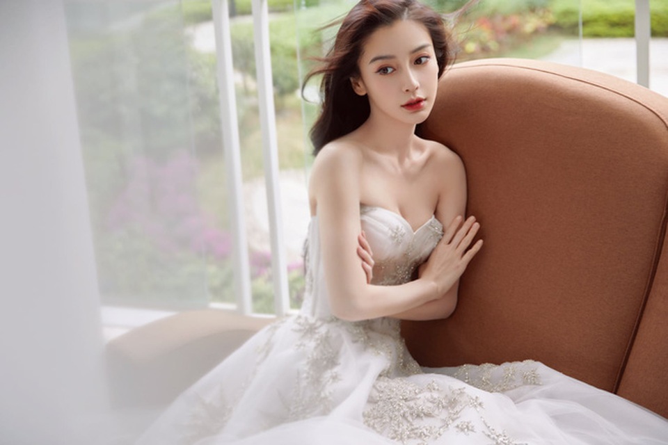 Giữa ồn ào tình tay ba, Angelababy xuất hiện xinh đẹp và quyến rũ - 9 Giữa ồn ào tình tay ba, Angelababy xuất hiện xinh đẹp và quyến rũ - 9