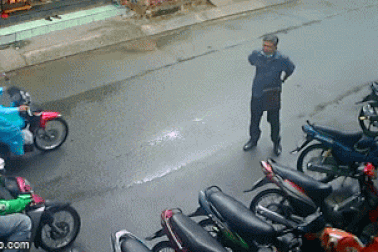 Hai phụ nữ bị người đàn ông rút vật giống súng ra lên đạn thị uy