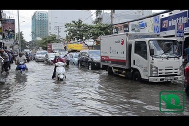 Vừa chống chọi với mưa ngập “kỷ lục”, dân Sài Gòn lại điêu đứng vì triều cường giữa trưa