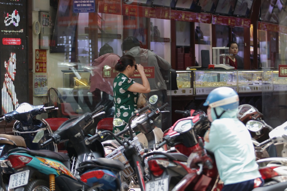 Hà Nội: Đổ xô đi bán vàng kiếm lời sau khi vàng tăng cao kỷ lục - 12 Hà Nội: Đổ xô đi bán vàng kiếm lời sau khi vàng tăng cao kỷ lục - 12