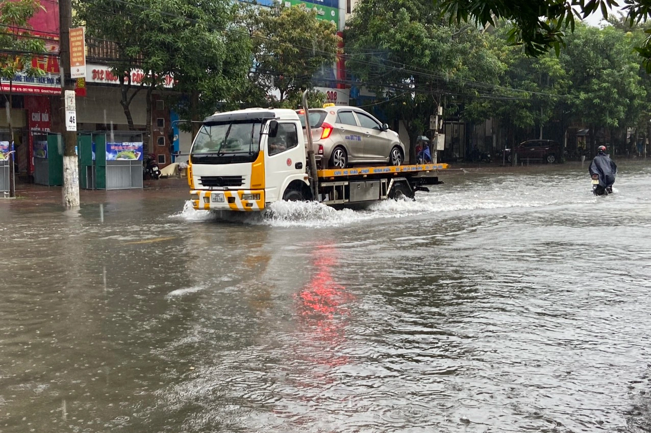 Hàng loạt ô tô chết máy trên đường phố ở Hà Tĩnh sau mưa lớn - 2