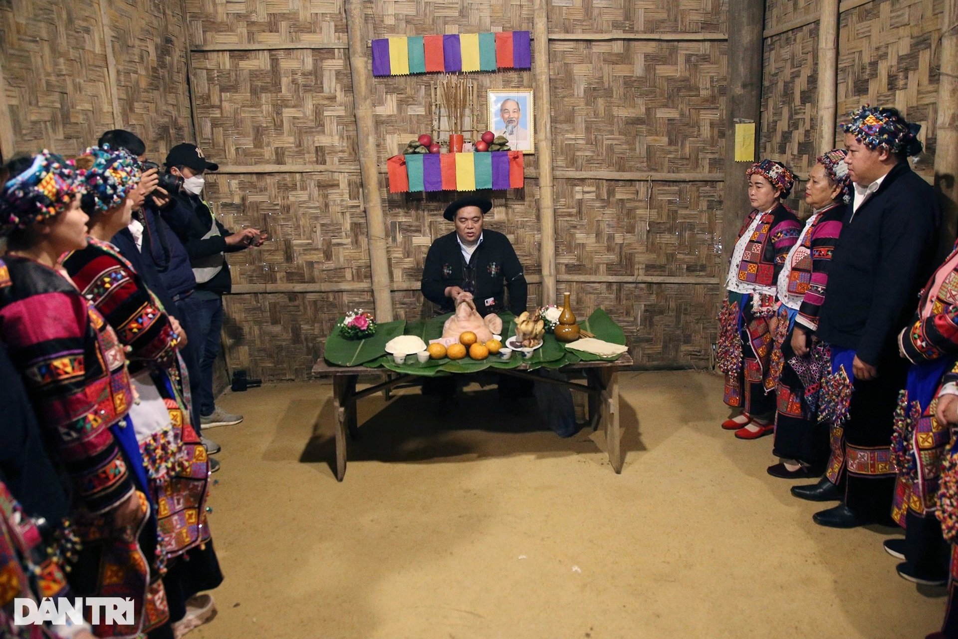 Tại Hà Nội xem tận mắt tục cúng tổ tiên của người Lô Lô ở Mèo Vạc - 1 Tại Hà Nội xem tận mắt tục cúng tổ tiên của người Lô Lô ở Mèo Vạc - 1