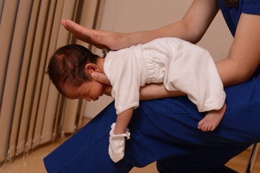 Hướng dẫn xử trí sặc sữa cho trẻ sơ sinh