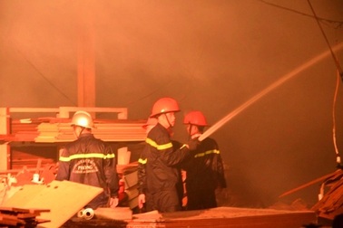 Hơn 100 lính cứu hỏa chữa cháy xuyên đêm tại công ty gỗ