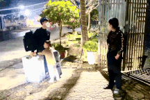 Từ Hàn Quốc về mà không báo ai, chàng trai bị mẹ "tát không trượt phát nào"