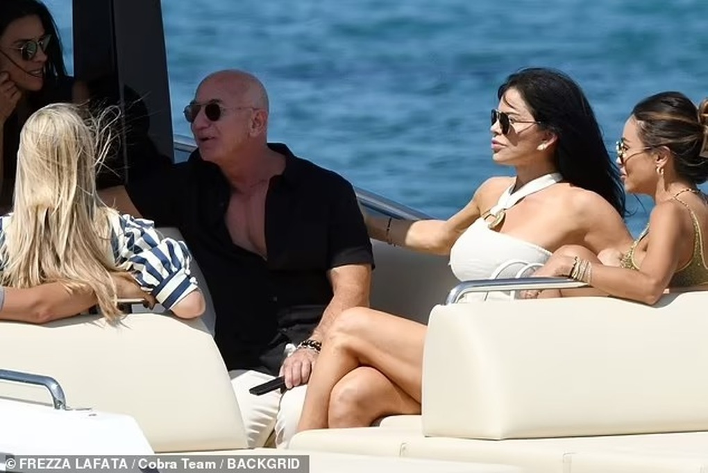 Tỷ phú Jeff Bezos và hôn thê cùng khoe khéo vòng một đẹp... bốc lửa - 3 Tỷ phú Jeff Bezos và hôn thê cùng khoe khéo vòng một đẹp... bốc lửa - 3