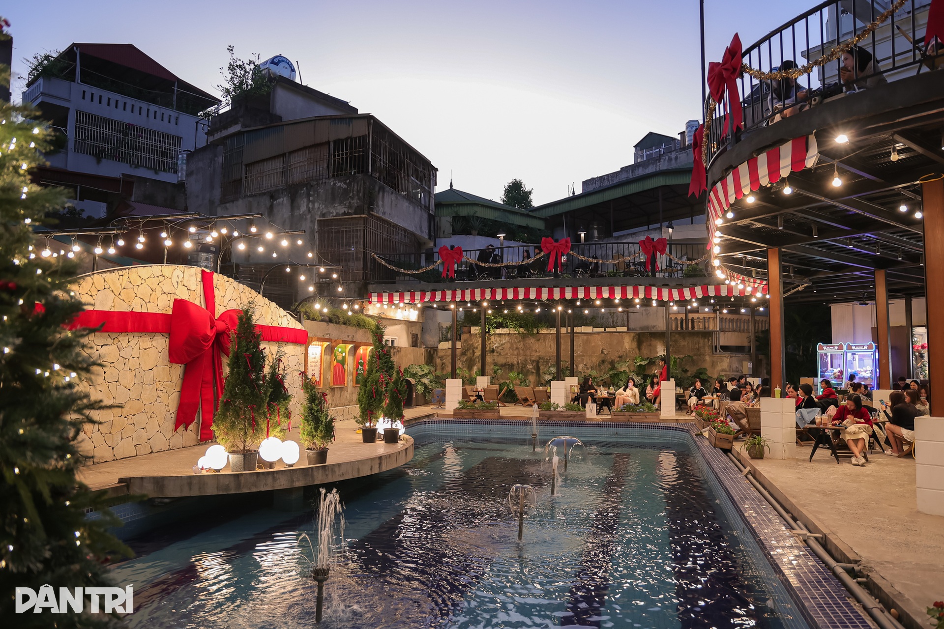 Chi trăm triệu đồng làm tuyết nhân tạo, quán cà phê Hà Nội chật kín khách - 6 Chi trăm triệu đồng làm tuyết nhân tạo, quán cà phê Hà Nội chật kín khách - 6