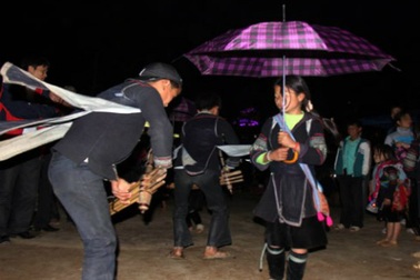 Chợ tình Việt trên báo Tây