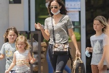 Megan Fox giản dị đưa con đi siêu thị