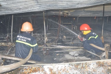 Những người lính cứu hỏa quả cảm trong vụ cháy Công ty may Nhà Bè - Sóc Trăng