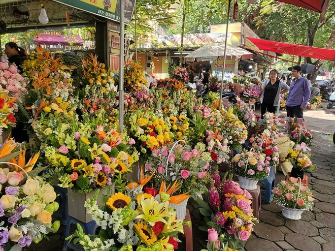 Bó hoa trăm bông hồng cháy hàng 20/10, dân buôn làm đến 2h sáng không hết việc - Ảnh 1. Bó hoa trăm bông hồng cháy hàng 20/10, dân buôn làm đến 2h sáng không hết việc - Ảnh 1.