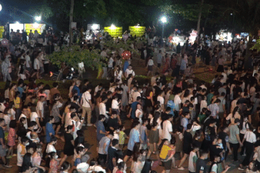 Biển người chen chân ở Sầm Sơn xem bắn pháo hoa