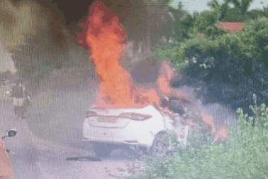 Ô tô bốc cháy ngùn ngụt  khi đang chạy trên đường