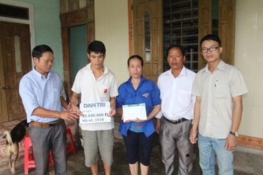 Trao hơn 95 triệu đồng đến gia đình bé Thu Thủy