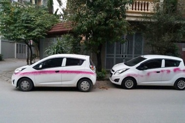 Hà Nội: Gần 20 xe ô tô bị xịt sơn bẩn trong đêm