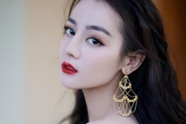 Được xem là "Mỹ nhân Tân Cương", Địch Lệ Nhiệt Ba vẫn bị chê diễn dở