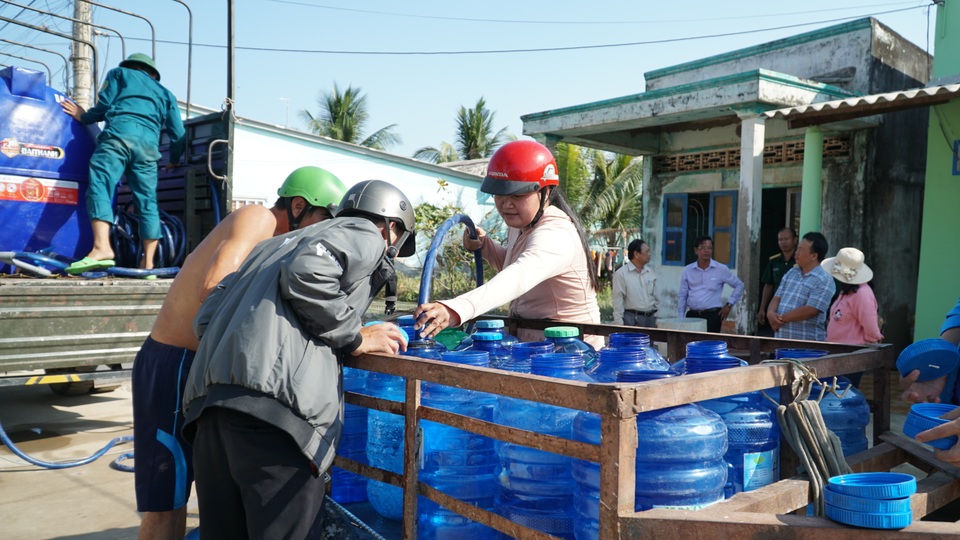 Người dân miền Tây nhịn tắm vì thiếu nước sinh hoạt - 2