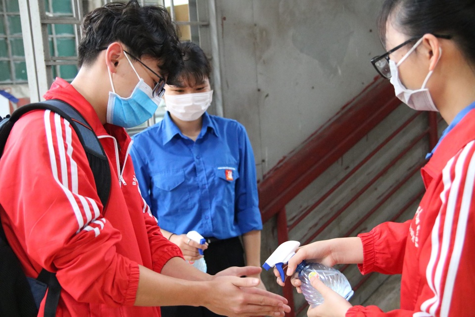 Những sinh viên đầu tiên trở lại trường sau kỳ nghỉ vì covid-19 - 10