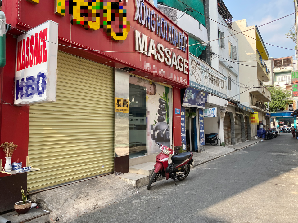 Thất thu cả trăm triệu đồng vì dịch, chủ cơ sở massage về bán cơm phụ vợ - 1 Thất thu cả trăm triệu đồng vì dịch, chủ cơ sở massage về bán cơm phụ vợ - 1