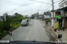 Lấn làn cua ẩu, xe máy lao thẳng vào đầu xe container