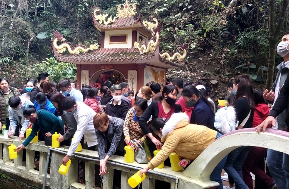 Hàng vạn người du xuân và xin lộc nước thánh đầu năm - 14 Hàng vạn người du xuân và xin lộc nước thánh đầu năm - 14