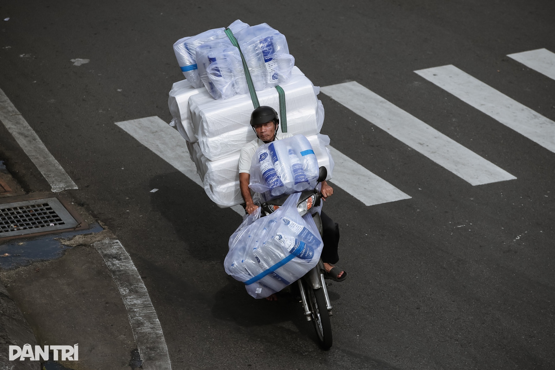 Muôn kiểu vi phạm giao thông ở TPHCM - 6 Muôn kiểu vi phạm giao thông ở TPHCM - 6