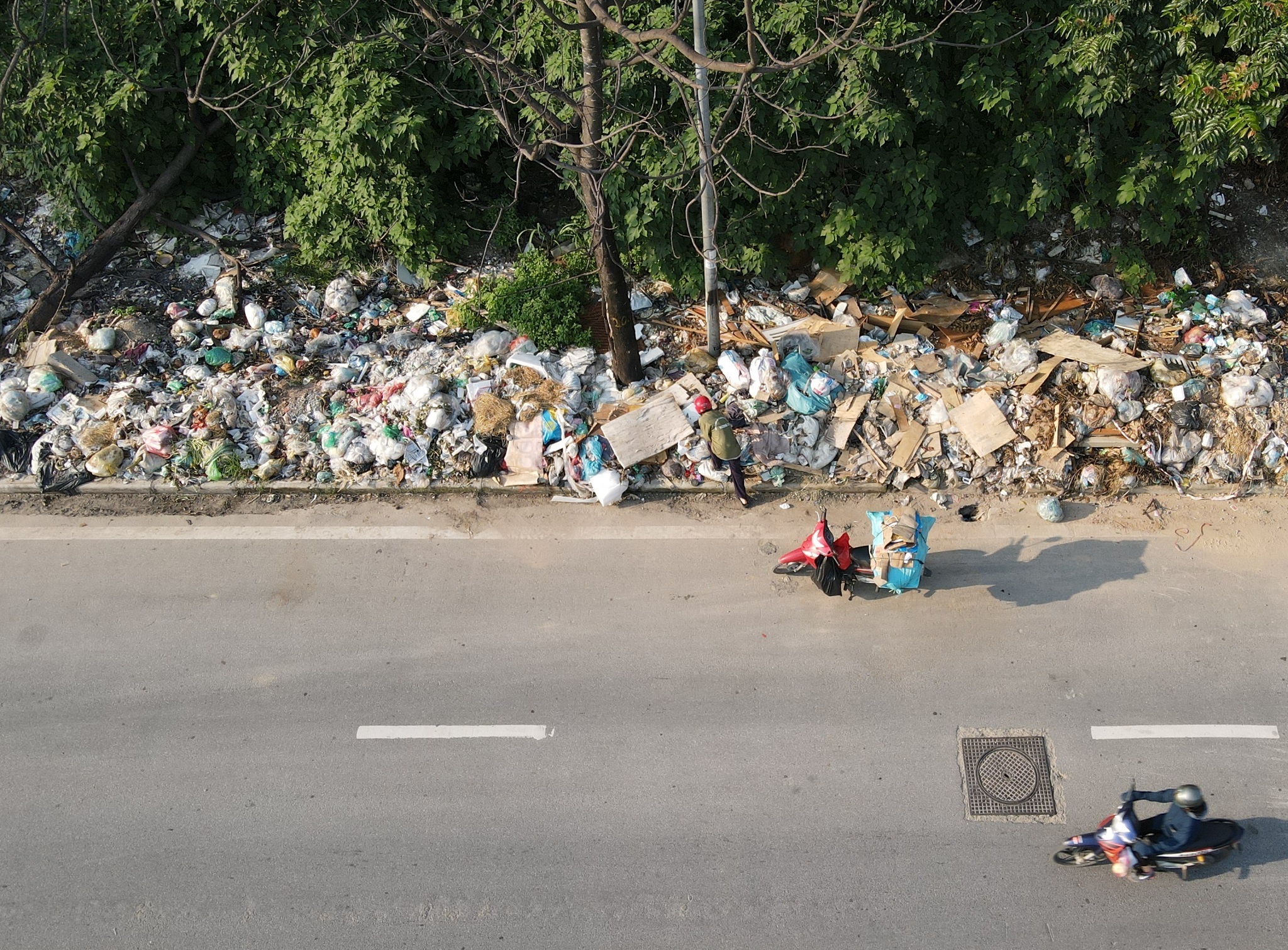 Hà Nội: Rác thải tràn lan trên đại lộ 7.500 tỷ đồng - 17