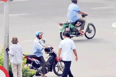 Xe ôm "lộng hành" ngay cửa ngõ sân bay Tân Sơn Nhất