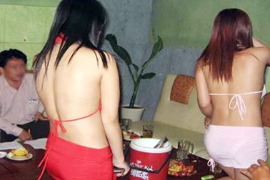 “Sóng ngầm” trong những quán karaoke