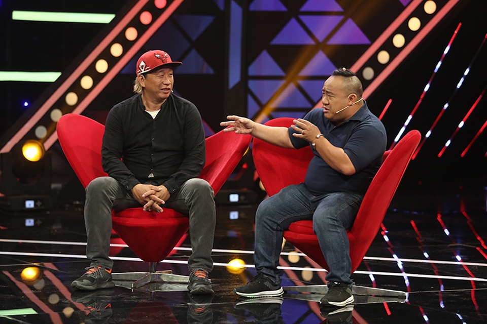 Việt Hương thót tim khi cascadeur Tuấn Voi ‘bị cháy’ trên sân khấu - 2 Việt Hương thót tim khi cascadeur Tuấn Voi ‘bị cháy’ trên sân khấu - 2