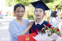 Phụ mẹ nhặt ve chai, nữ sinh 15 tuổi vẫn trở thành thủ khoa