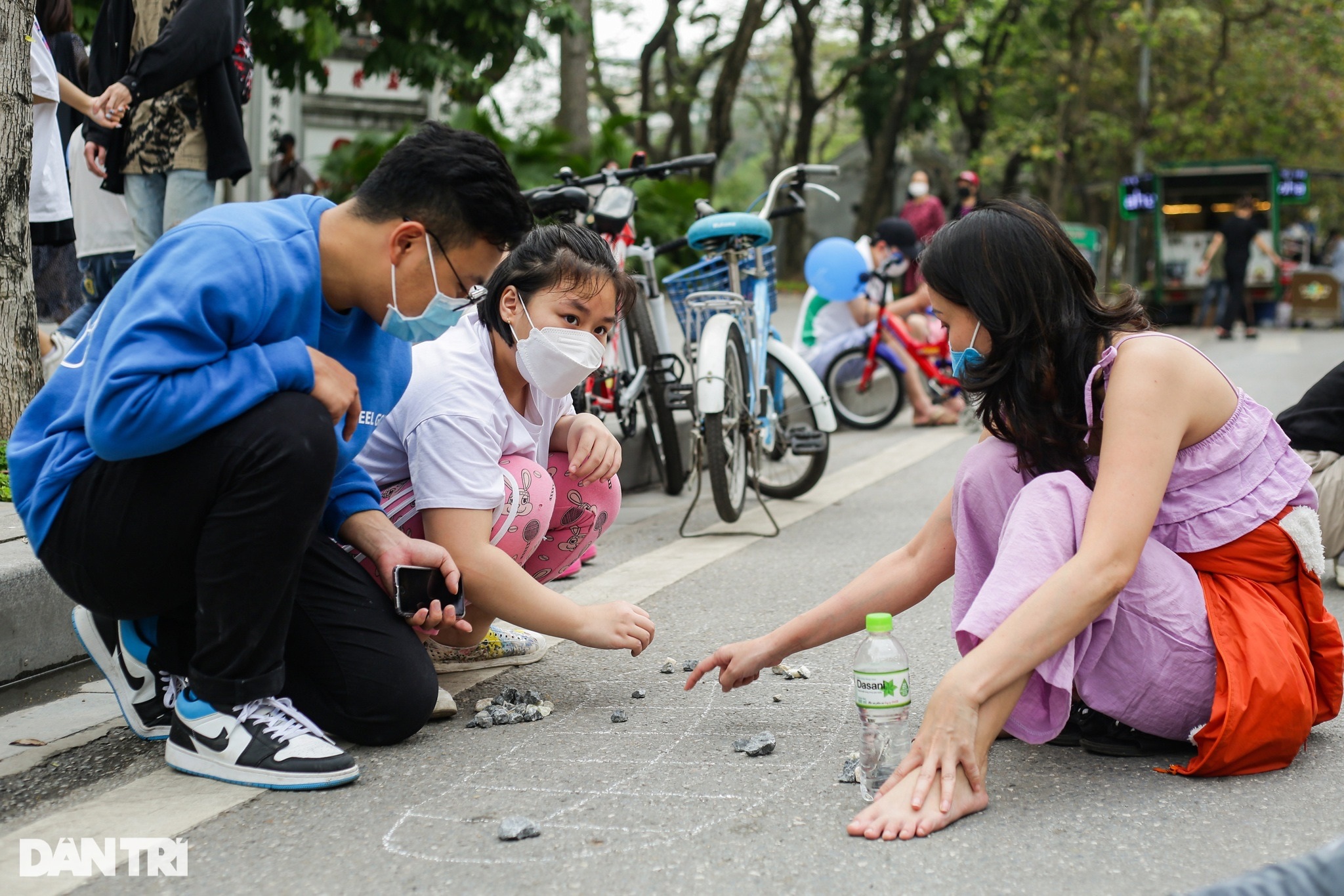 Phố đi bộ quanh hồ Gươm đông vui, thanh bình như chưa từng có dịch Covid-19 - 11 Phố đi bộ quanh hồ Gươm đông vui, thanh bình như chưa từng có dịch Covid-19 - 11