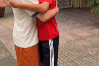 Ông bố Tây đưa con trai Down dạo phố, hành động bất ngờ của trẻ em Việt