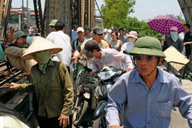 Xác chết dưới chân cầu gây tắc nghẽn giao thông