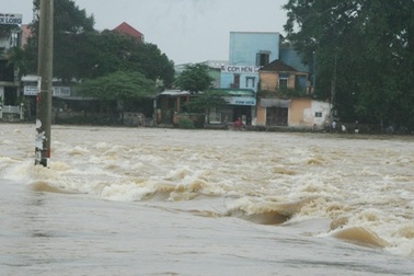 Mưa cực lớn ở miền núi, lũ thành phố lên đột ngột