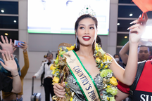 Đoàn Thiên Ân bật khóc khi hàng trăm người vây kín tại sân bay ngày về nước