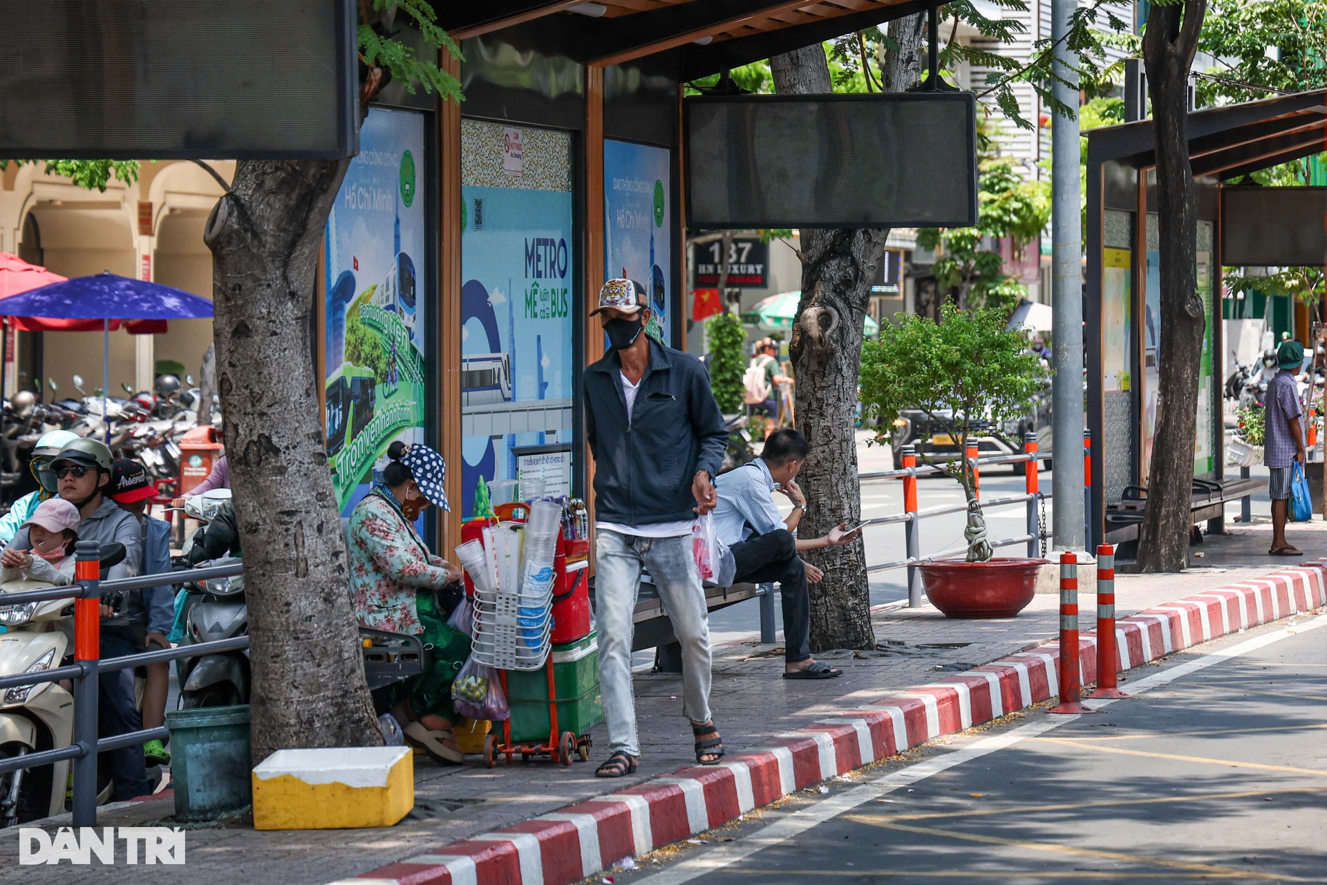 Hàng loạt bảng điện tử tắt ngúm tại nhiều nhà chờ xe buýt ở TPHCM - 5 Hàng loạt bảng điện tử tắt ngúm tại nhiều nhà chờ xe buýt ở TPHCM - 5