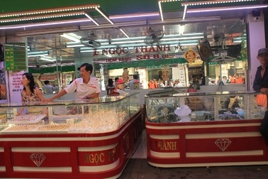 Táo tợn dùng đá đập tủ kính cướp vàng giữa ban ngày