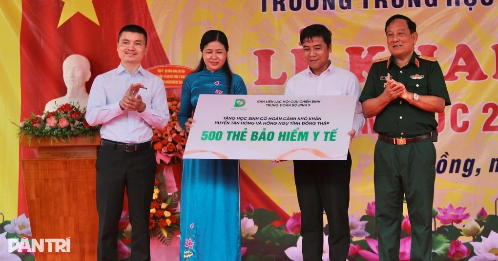 Trao cơ hội được chăm sóc, bảo vệ và hy vọng tới các em học sinh khó khăn - 1 Trao cơ hội được chăm sóc, bảo vệ và hy vọng tới các em học sinh khó khăn - 1