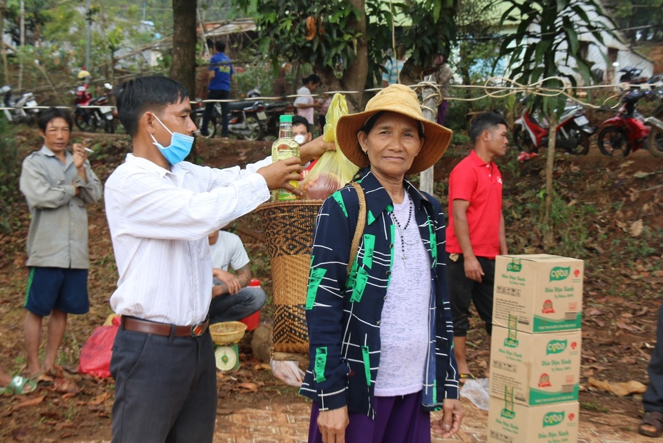 Huyện vùng cao mổ heo, tặng thịt gạo cho đồng bào khó khăn ăn Tết - 4 Huyện vùng cao mổ heo, tặng thịt gạo cho đồng bào khó khăn ăn Tết - 4