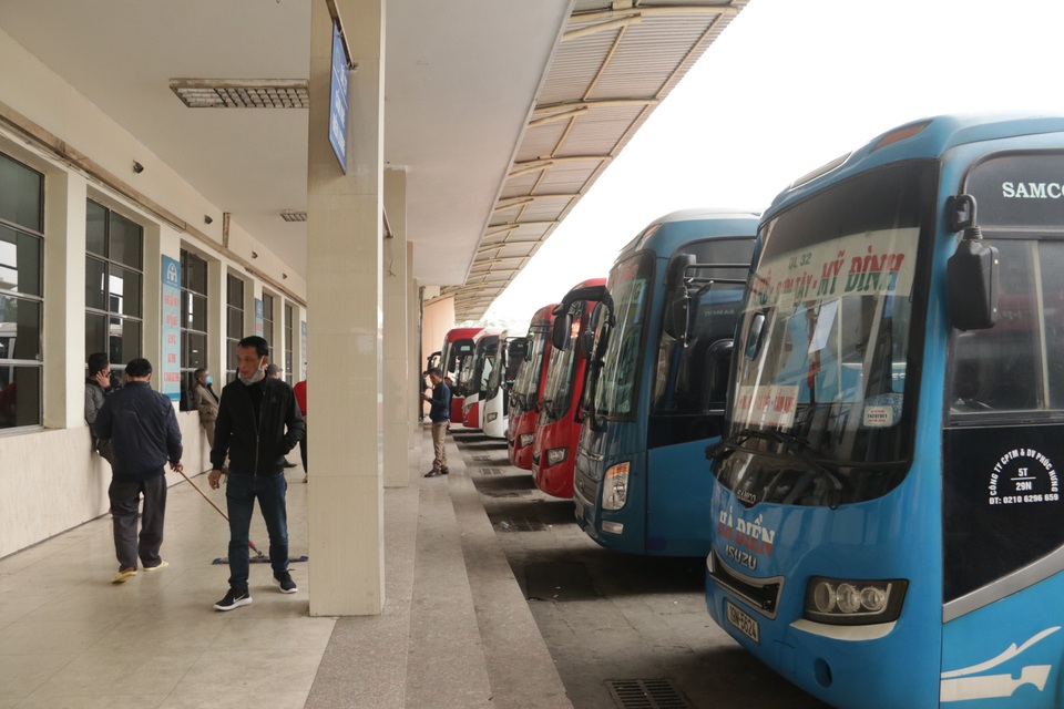Tình cảnh vài ba khách giữa hàng trăm ghế trống tại các bến xe Hà Nội - 12 Tình cảnh vài ba khách giữa hàng trăm ghế trống tại các bến xe Hà Nội - 12