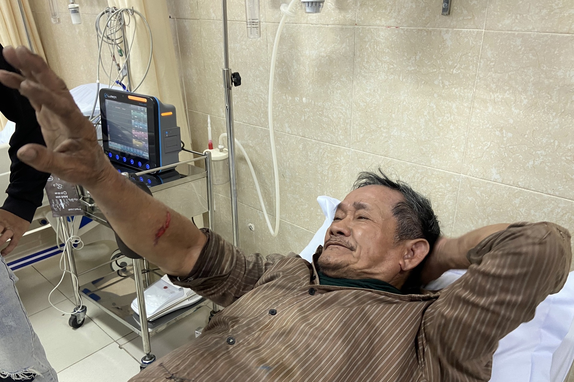 Vụ thanh sắt gần 2m rơi trúng đầu người đi đường: Bất an - 7 Vụ thanh sắt gần 2m rơi trúng đầu người đi đường: Bất an - 7