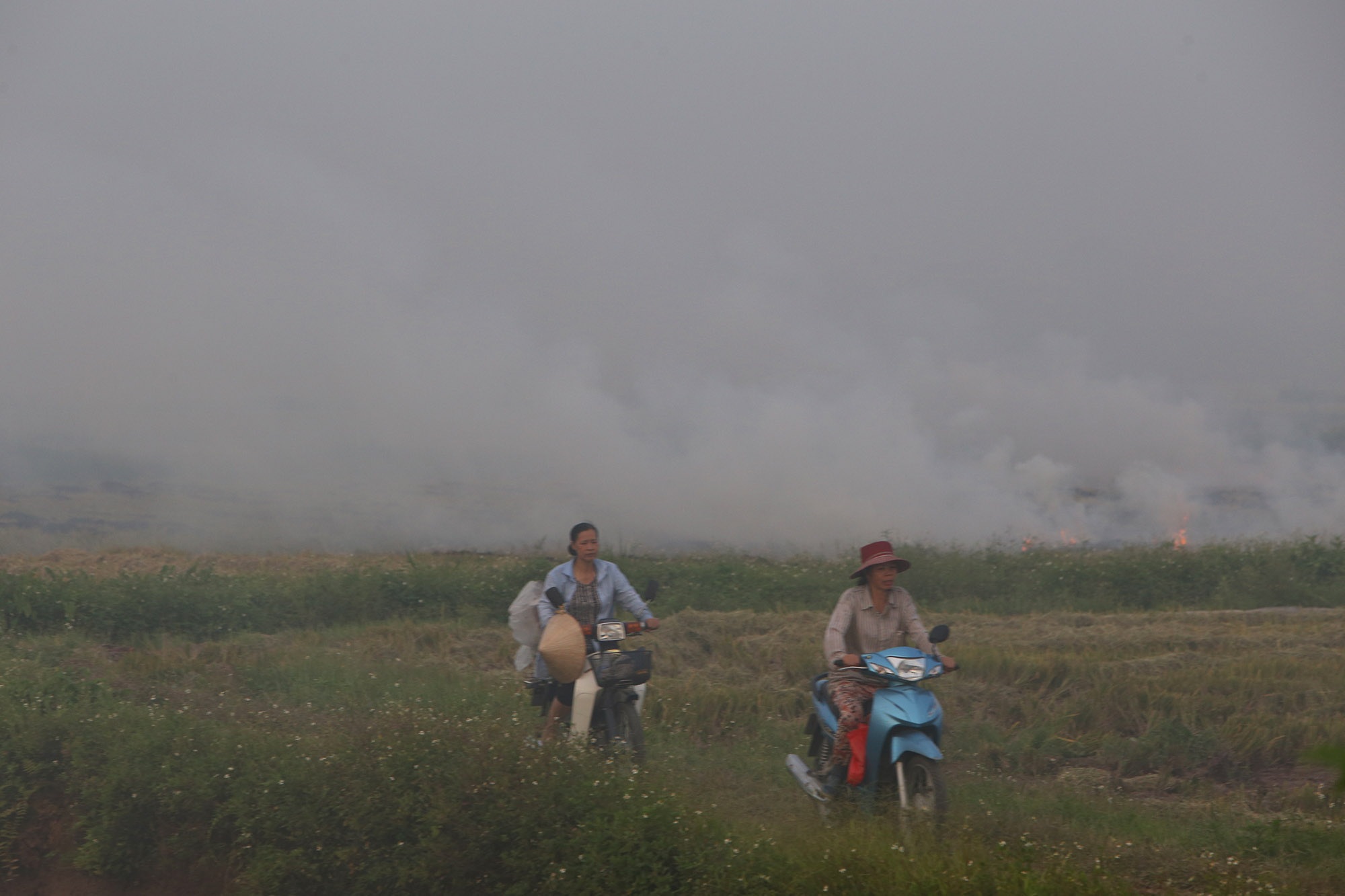Cảnh khói trắng đặc quánh bao phủ cửa ngõ Hà Nội - 12