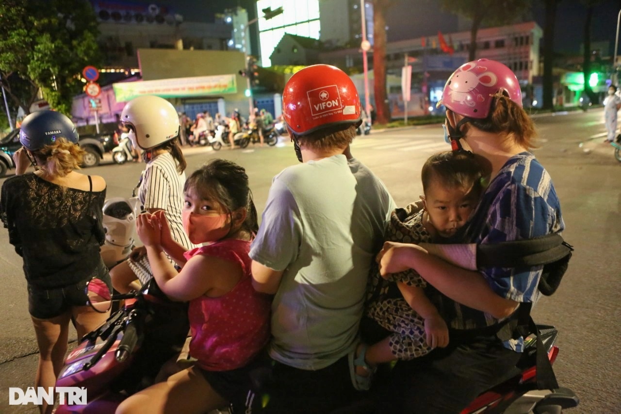 Hơn 4 giờ phong tỏa, khám xét nhà bà Phương Hằng trong đêm - 13 Hơn 4 giờ phong tỏa, khám xét nhà bà Phương Hằng trong đêm - 13