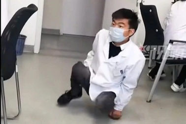 Chàng trai bại não bị lừa đi ăn xin suốt 7 năm, trở về đổi đời làm bác sĩ